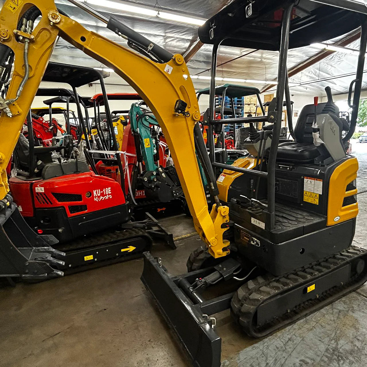 AGT-SE17SR 1.8-Ton 13.5 HP Mini Excavator with Kubota Diesel Engine | AGT Shantui