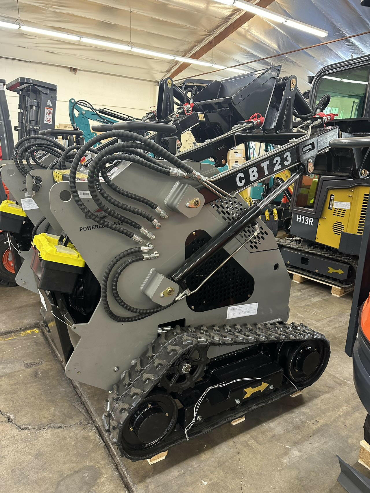 AGT-CFG-CBT23 950KG 23 HP Stand-On Mini SKid Steer With B&S Engine