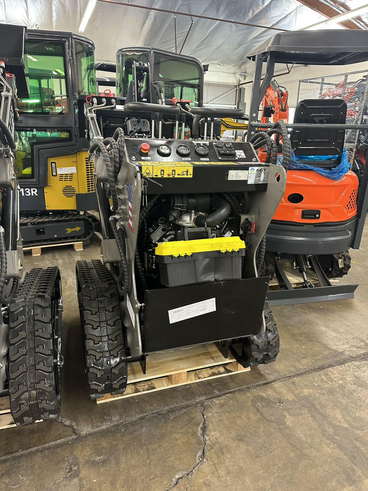 AGT-CFG-CBT23 950KG 23 HP Stand-On Mini SKid Steer With B&S Engine