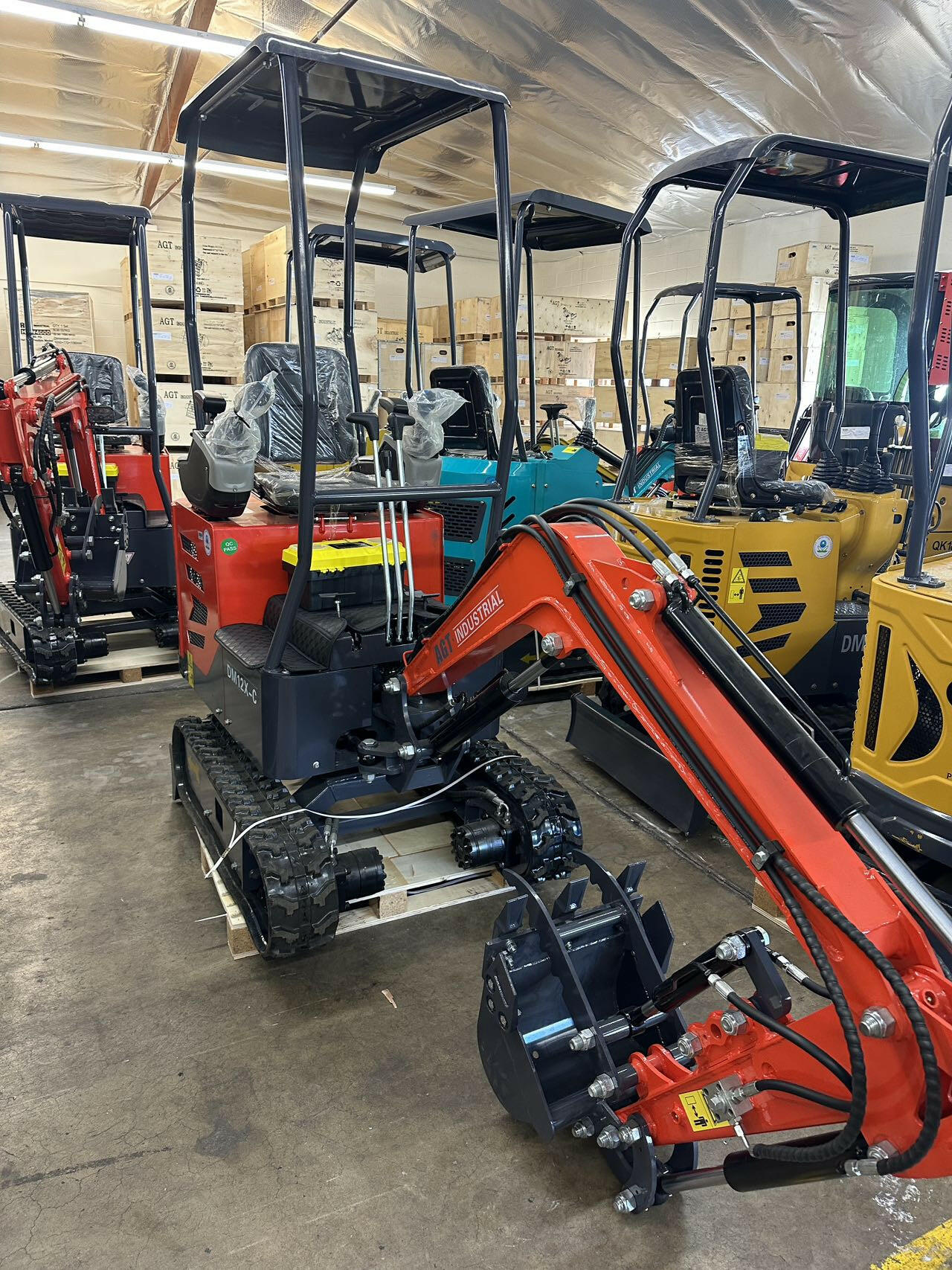 AGT-DM12X-C 1-Ton 13.5 HP Gasoline Mini Excavator with Hydraulic Thumb, and Pilot System, B&S Engine