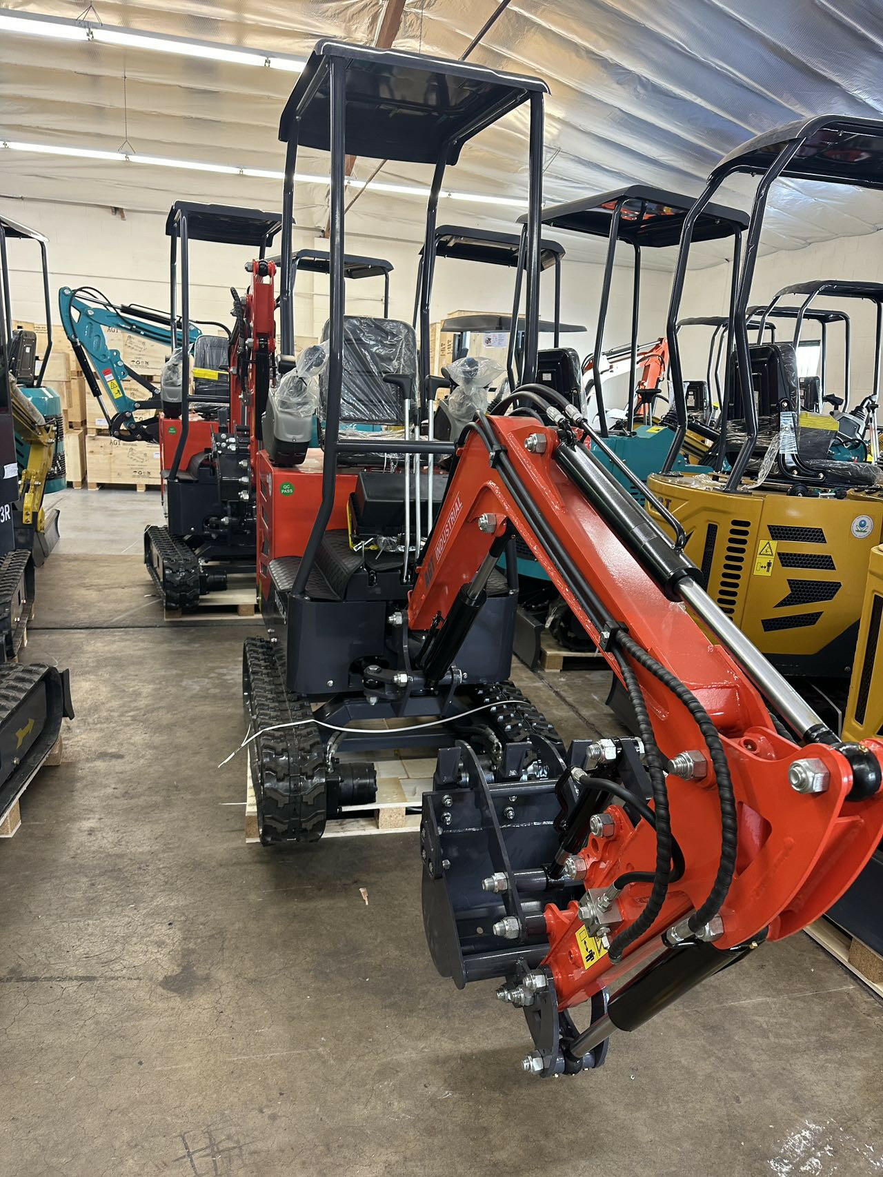 AGT-DM12X-C 1-Ton 13.5 HP Gasoline Mini Excavator with Hydraulic Thumb, and Pilot System, B&S Engine
