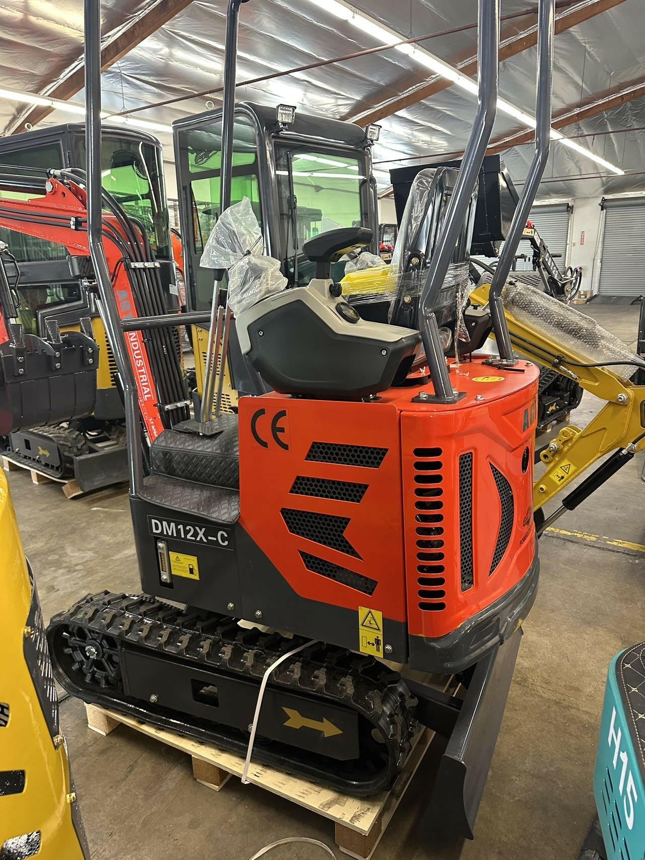 AGT-DM12X-C 1-Ton 13.5 HP Gasoline Mini Excavator with Hydraulic Thumb, and Pilot System, B&S Engine