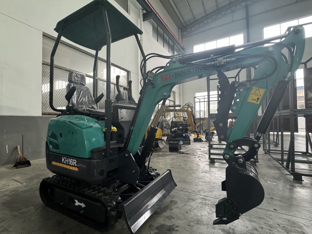 AGT-KH16R 1-Ton Gasoline Mini Excavator With RATO Engine, Hydraulic Thumb