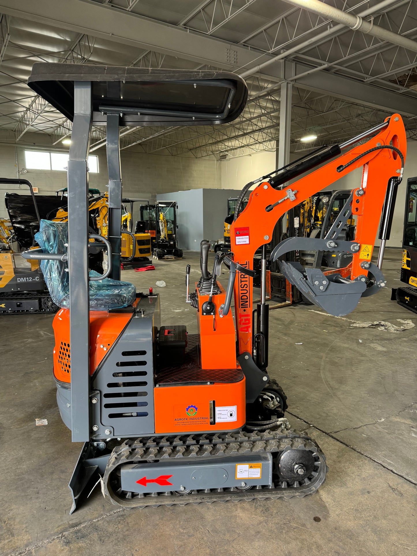 AGT-LH12R 1-Ton 13.5 HP Gasoline Mini Excavator with RATO Engine
