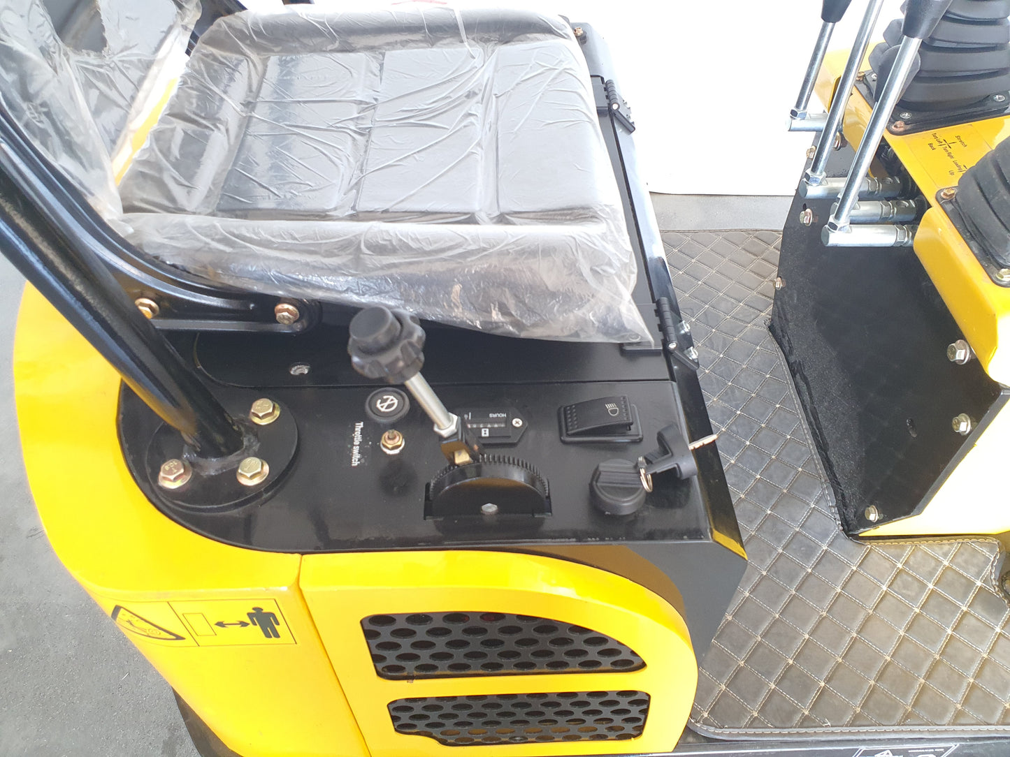 AGT-QH12 1-Ton 13.5 HP Gasoline Mini Excavator with Thumb Clip and B&S Engine