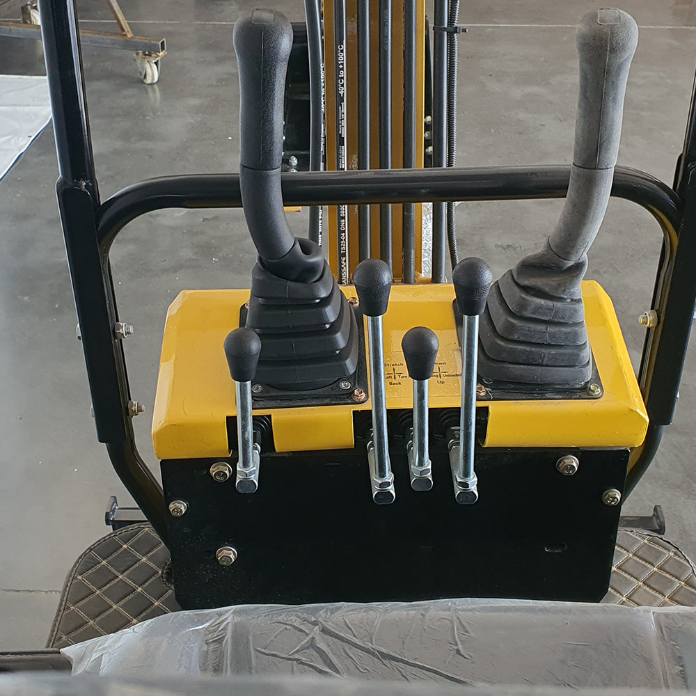 AGT-QH12 1-Ton 13.5 HP Gasoline Mini Excavator with Thumb Clip and B&S Engine