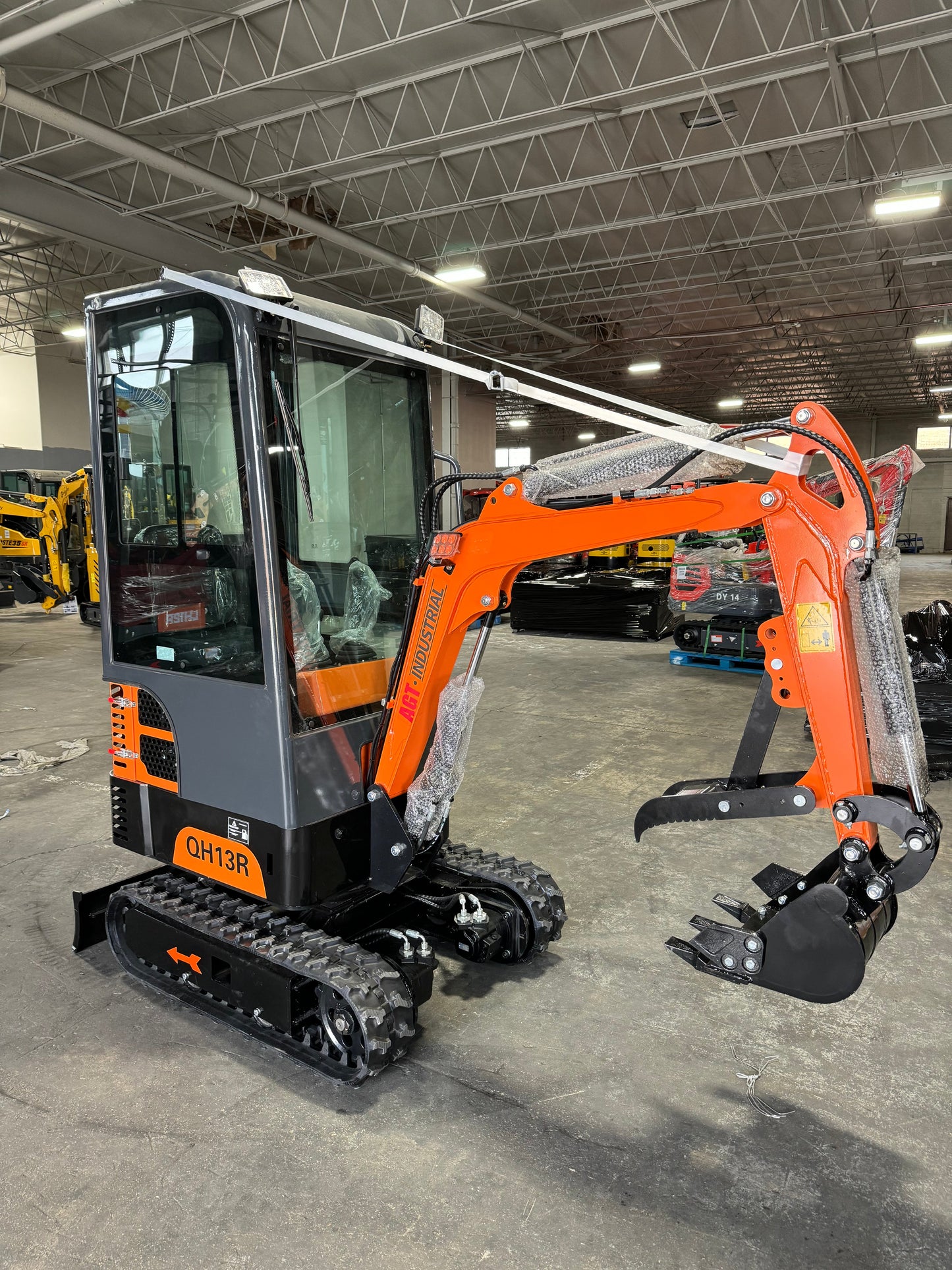AGT-QH13R 1-Ton 13.5 HP Gasoline Mini Excavator With Enclosed Cab
