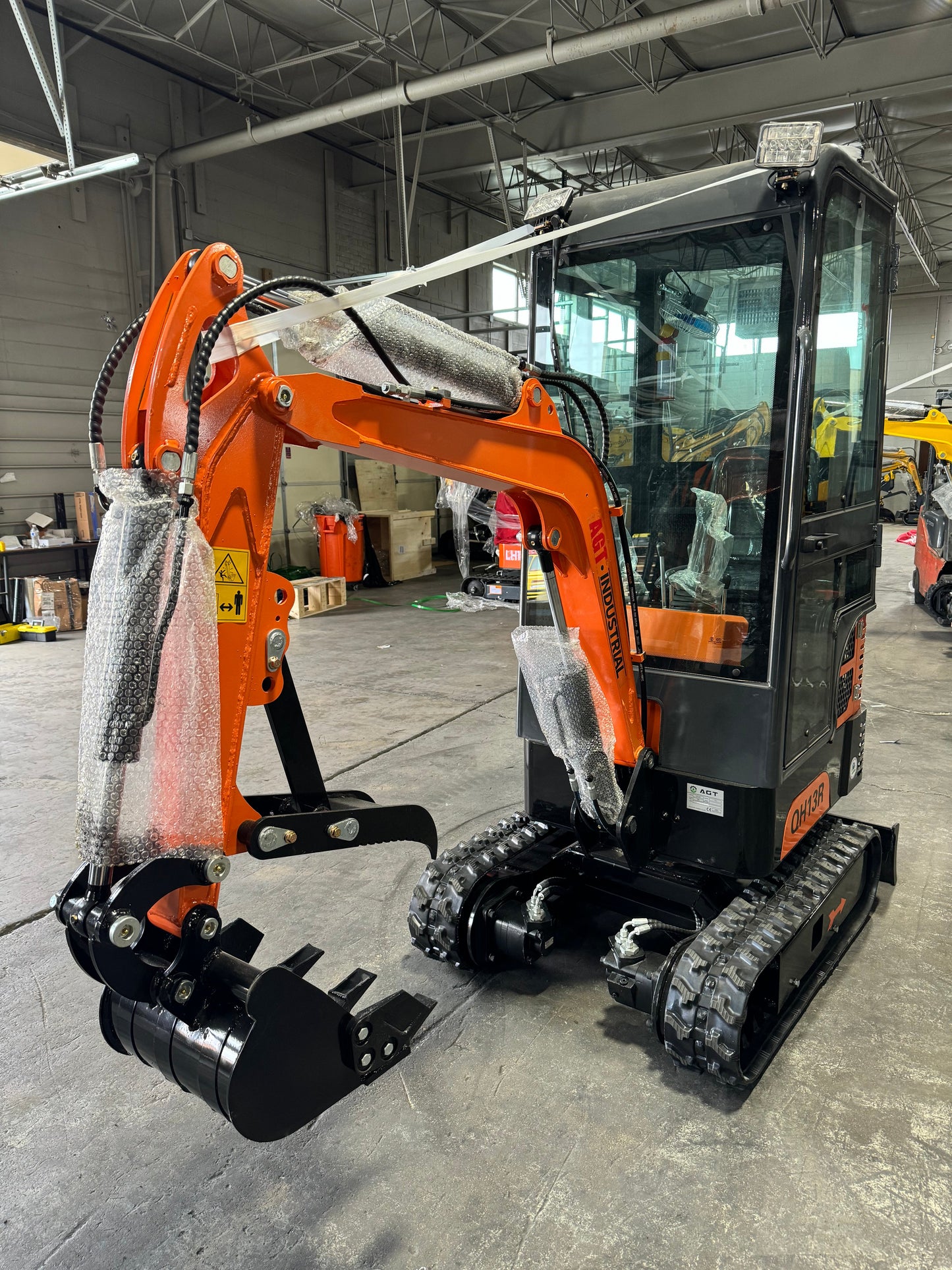 AGT-QH13R 1-Ton 13.5 HP Gasoline Mini Excavator With Enclosed Cab