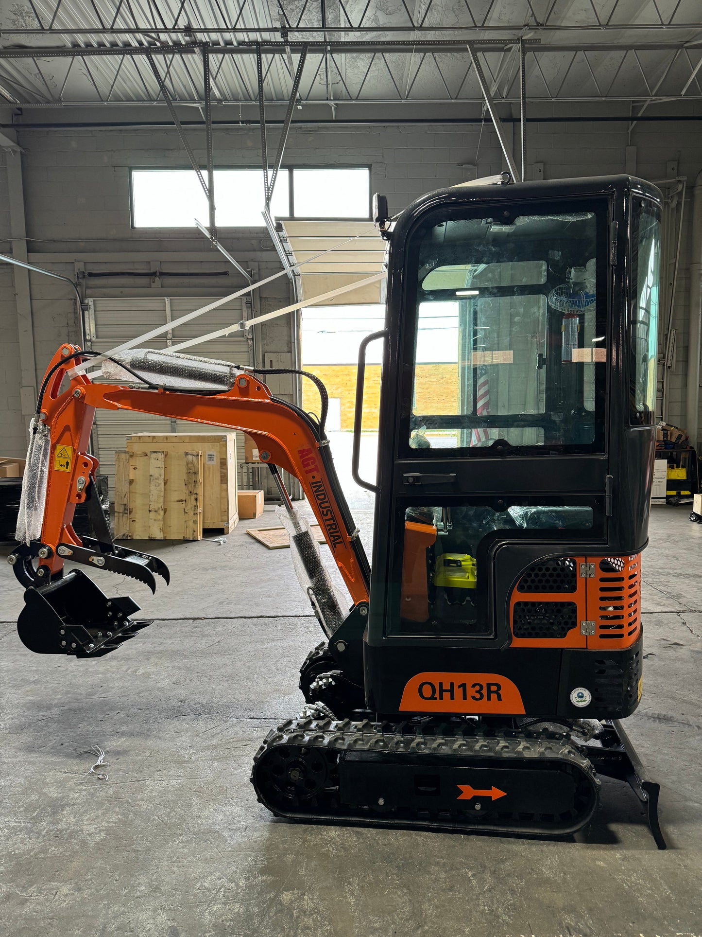 AGT-QH13R 1-Ton 13.5 HP Gasoline Mini Excavator With Enclosed Cab