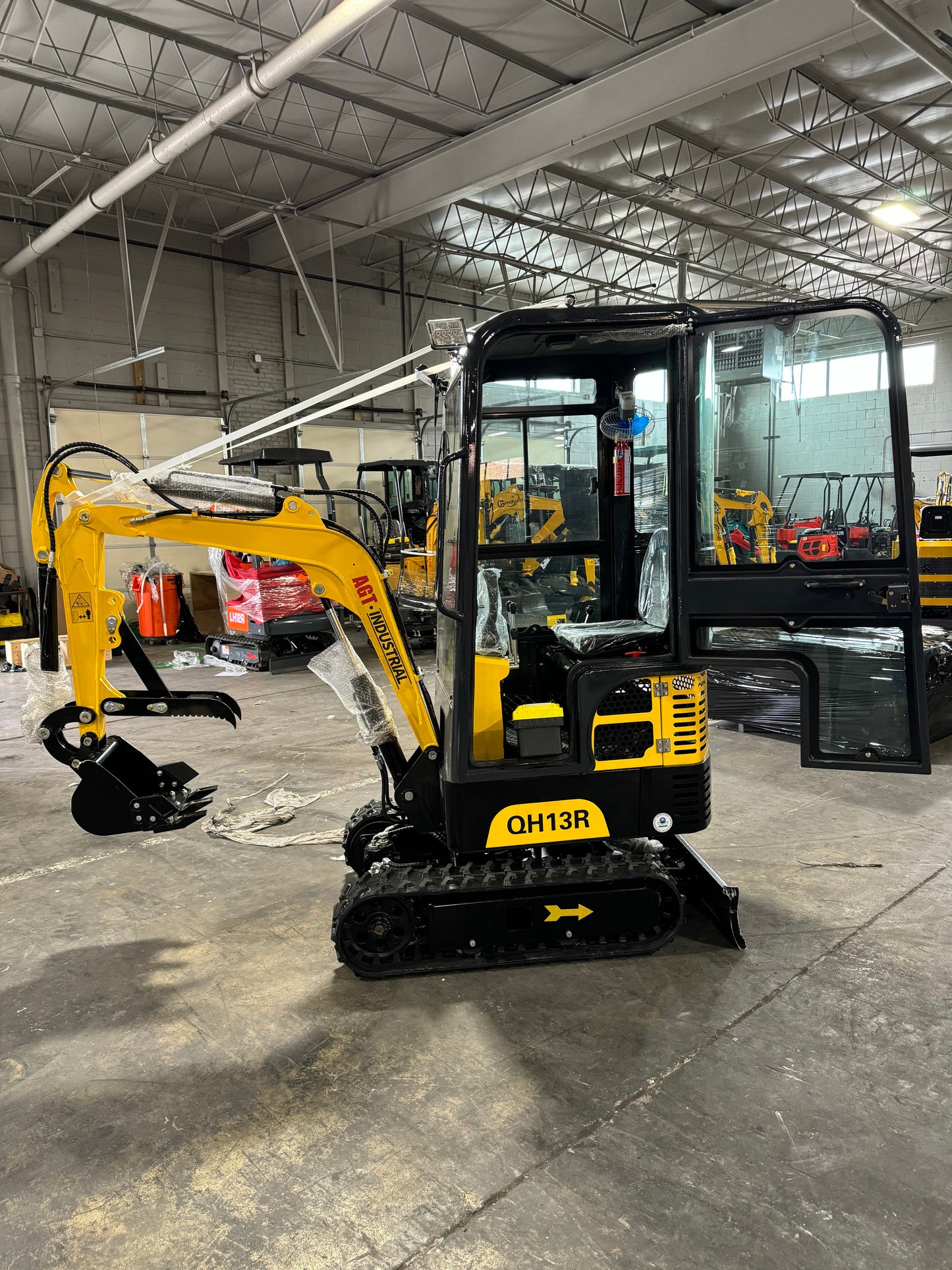 AGT-QH13R 1-Ton 13.5 HP Gasoline Mini Excavator With Enclosed Cab