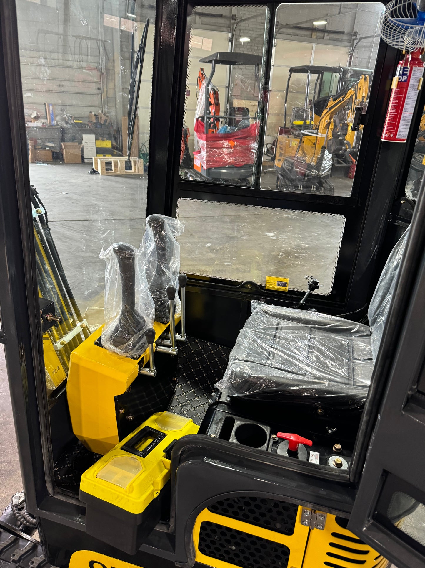 AGT-QH13R 1-Ton 13.5 HP Gasoline Mini Excavator With Enclosed Cab