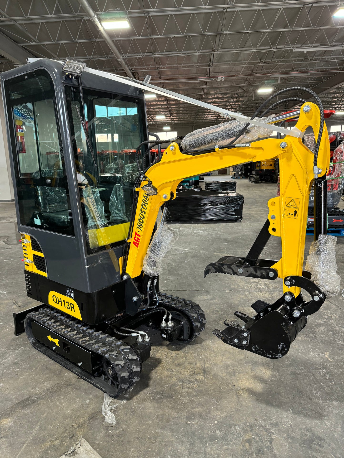 AGT-QH13R 1-Ton 13.5 HP Gasoline Mini Excavator With Enclosed Cab