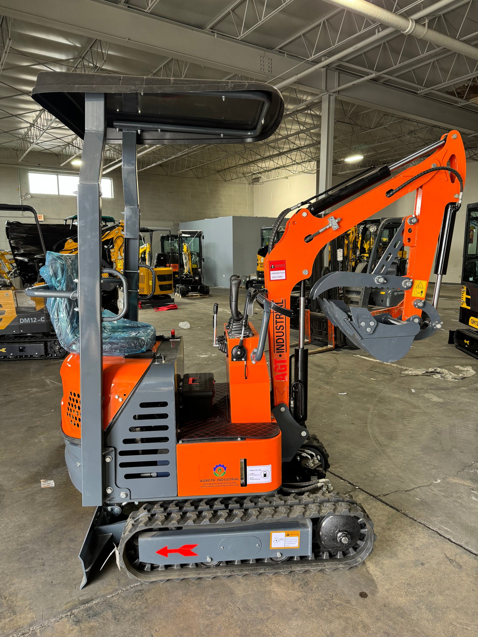 AGT-LH12R 1-Ton 13.5 HP Gasoline Mini Excavator with RATO Engine