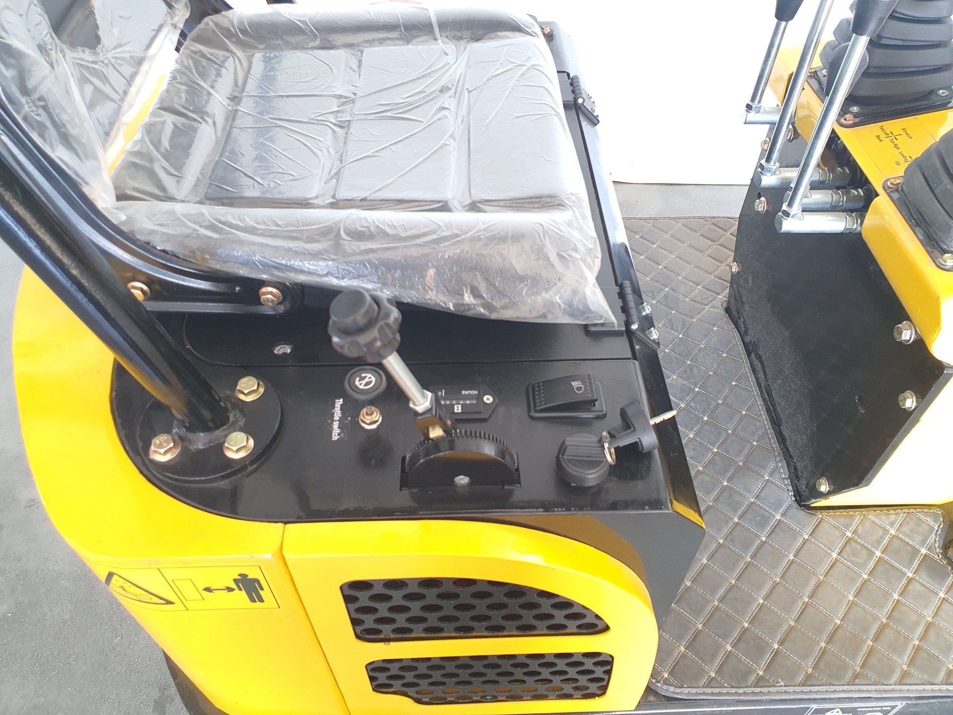 AGT-QH12 1-Ton 13.5 HP Gasoline Mini Excavator with Thumb Clip and B&S Engine