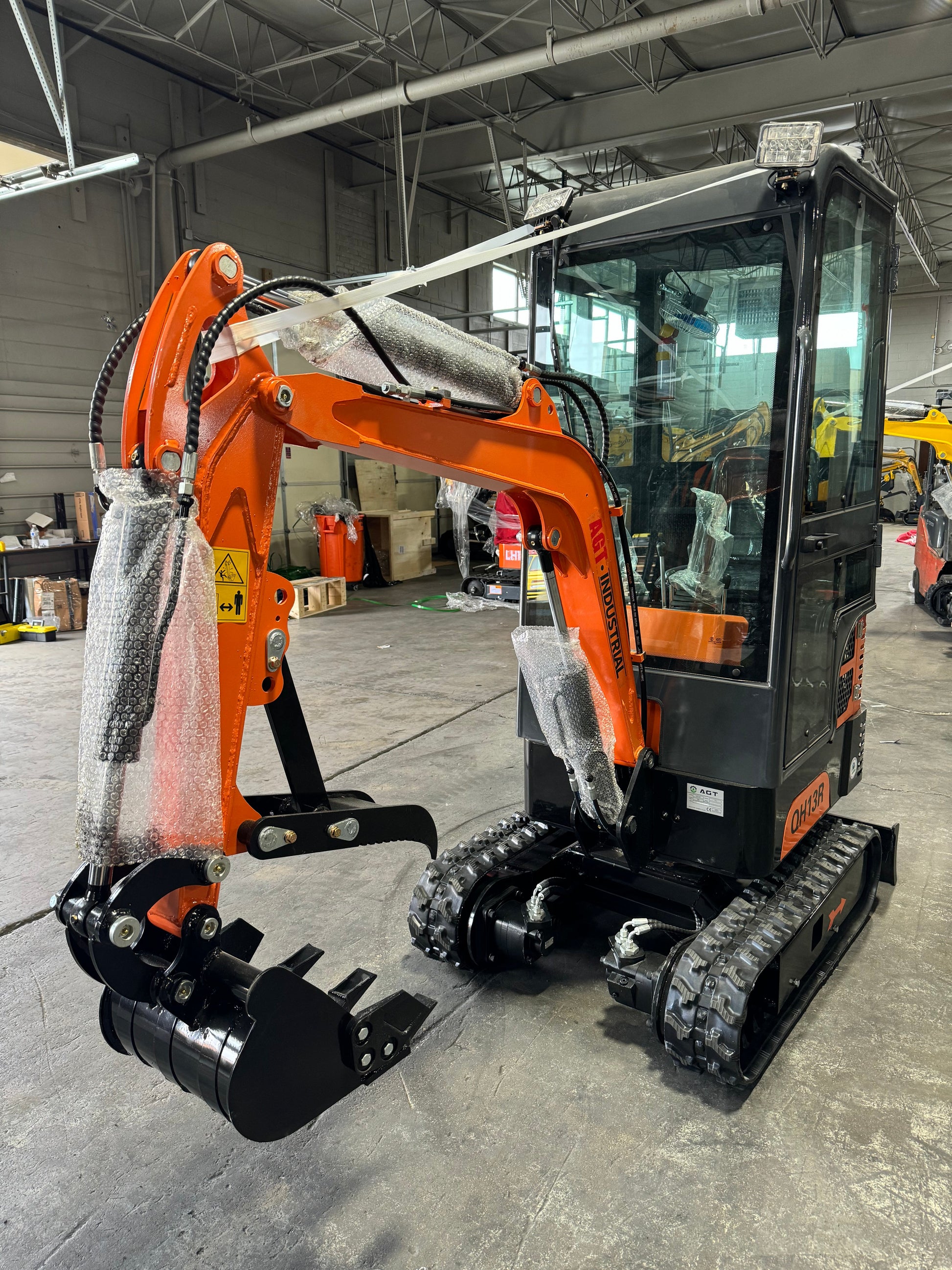 AGT-QH13R 1-Ton 13.5 HP Gasoline Mini Excavator With Enclosed Cab
