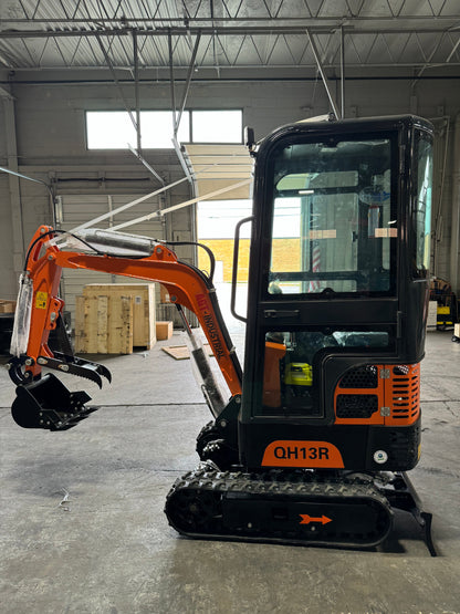 AGT-QH13R 1-Ton 13.5 HP Gasoline Mini Excavator With Enclosed Cab